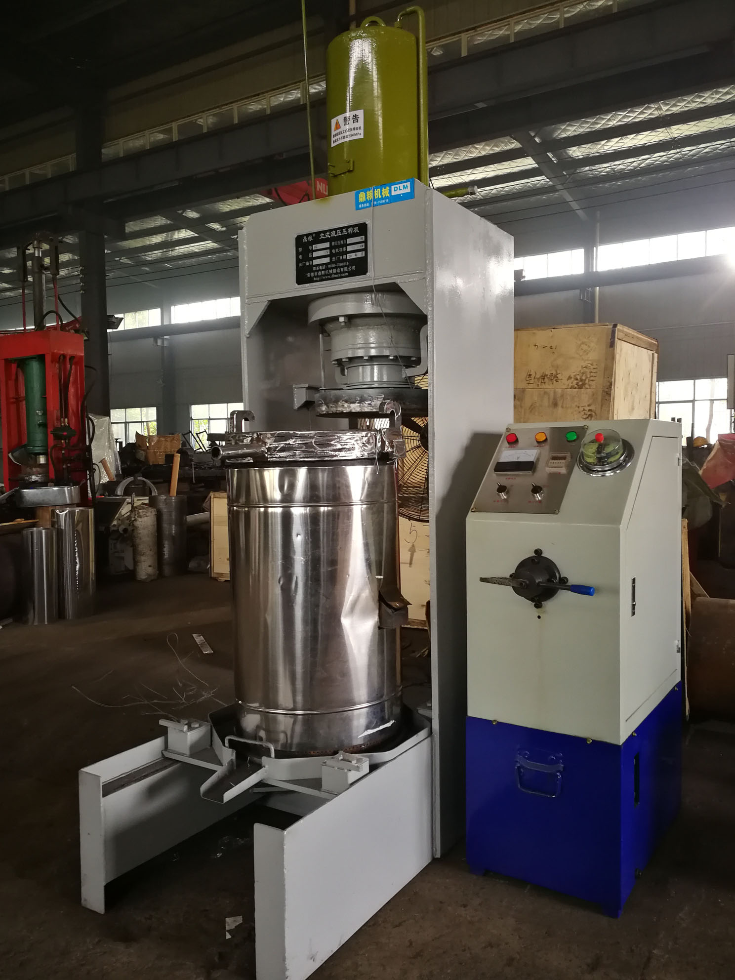 不銹鋼超高壓立式液壓壓榨機(jī)，果汁壓榨機(jī)，果渣壓榨機(jī)，藥材壓榨，油渣處理，白土壓榨